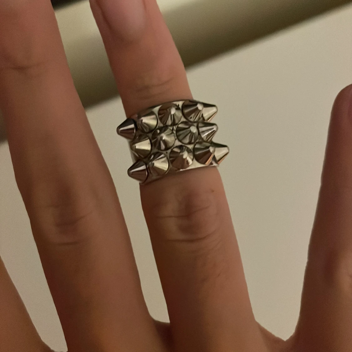 Silvrig ring med nitar från Edblad - 1