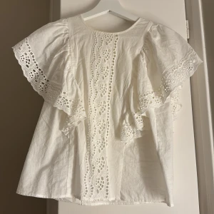 Vit blus med volangärmar  - Superfin vit blus med breda volangärmar. Super fint skick⭐️⭐️