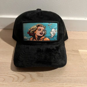 Svart Velvetkeps från Revenite  - Hej! Säljer nu min svarta snygga Velvetkeps från Revenite! Denna keps är väldigt speciell, de släppte endast ett begränsat antal kepsar. Kepsen har nästan aldrig använts och är precis som ny! Nypris är 499kr! Ha en bra dag! MVH Hector