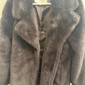 Mörkbrun pälskappa Carin Wester - Säljer en fluffig och oversized pälsjacka från Carin Wester i mörkbrunt. Så fin brun färg.  Jackan har bred krage, långärmade ärmar och är tillverkad i mjukt päls material som ger en mysig men ändå classy vibe. Perfekt för kalla dagar när du vill vara både varm och snygg. Väldigt fint skick tycker jag. Men alla tycker olika. Jag skickar direkt vid betalning. Så paket kommer snabbt till köpare. 