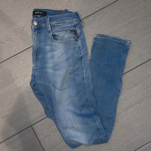 Replay ljusblå jeans  - Snygga ljusblå jeans från Replay med klassisk femficksdesign. Tyvärr ett hål bak vid midjan men tror inte det är svårt att fixa!!! (Se på Bild 3)