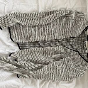 Svartvit cardigan från ONLY - Säljer en svartvit cardigan jacka från ONLY i storlek S. Jackan har ett coolt cirkelmönster, svarta kanter och är långärmad. 