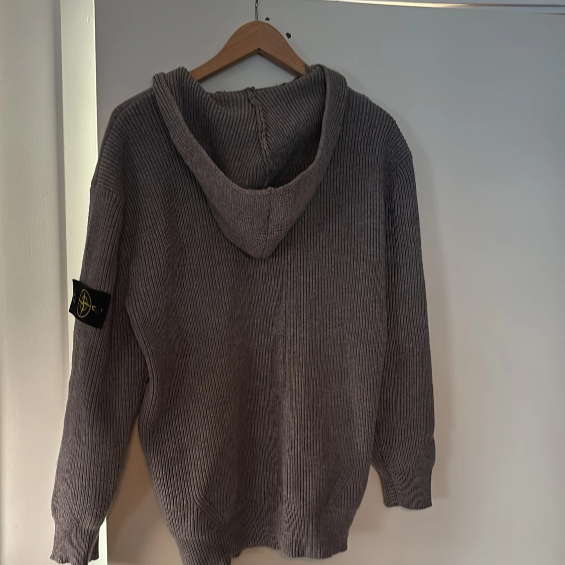 Grå stickad hoodie från Stone Island - 2