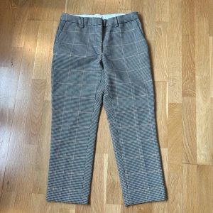 rutiga kostymbyxor  - Superfina rutiga kostymbyxor från h&m!! Dom är upsydda men kan läggas ner om man vill ha dom längre!