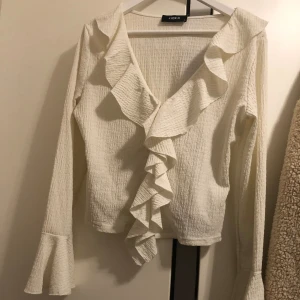 Vit volangblus från Cider - Säljer  en super fin vit blus från Cider då jag köpt fel storlek. 