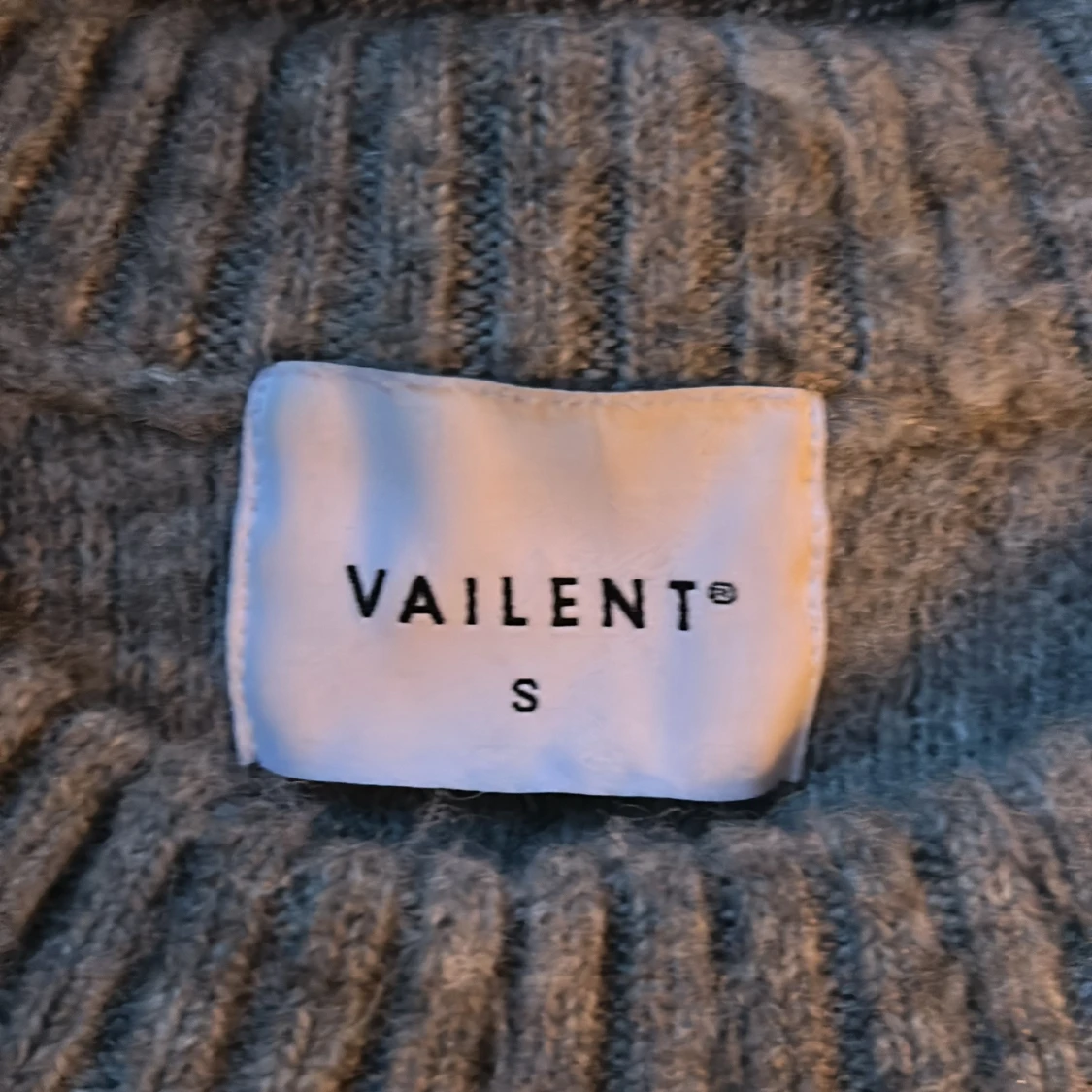 Grå stickad tröja från Vailent - 1