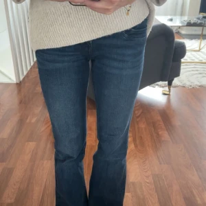 Jeans blå  - Jeans från Gina, storlek 158 passar perfekt på mig som är 162. Jeansen är lågmidjade 