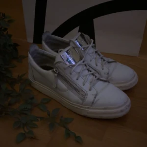 Giuseppe zanotti skor - Säljer vita skor från giuseppe Zanotti. Storlek 42 men passar större. Bra skick men lite smutsiga, går alltid att tvätta bort så blir dom fina igen. 