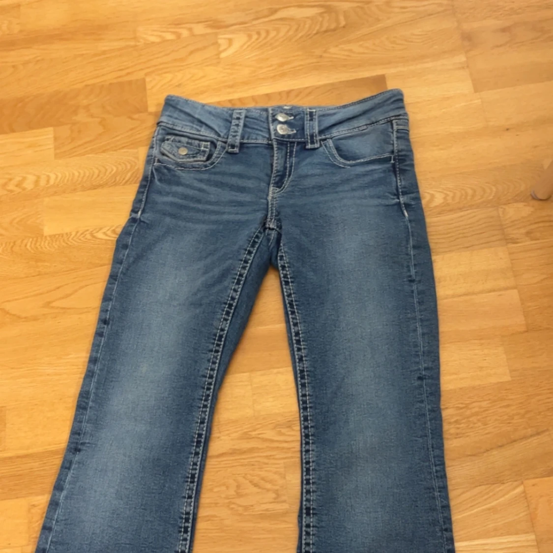 Blå bootcut jeans från Ginatricot - 2