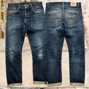 Selvage Nudie GrimTim - Tjena! Säljer dessa riktigt snygga Selvage GrimTims, jeansen är i fint skick och är i W33/L34, Midja-43/ Benöppning-18/ Längd-107(uppvikt dubbelt-100), Hör av dig vid funderingar!🙌