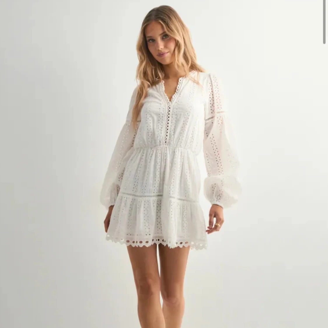 Vit kort klänning med spetsdetaljer