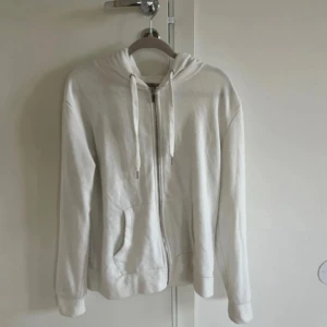 Vit zip up hoodie - En vit zip up hoodie med silver dragkedja och luva. Den är från Anna Field och är i strl L men skulle snarare att den är i strl M. Mycket bra skick!