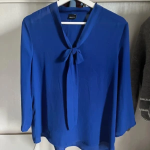 Blå blus från Gina Tricot - Snygg blå blus från Gina .