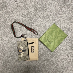 Gucci korthållare - Tja! Jag säljer en helt ny och sällsynt Gucci korthållare modell. Den modellen är väldigt sällsynt och svår att få tag på. Kom gärna med frågor och bud😉😊