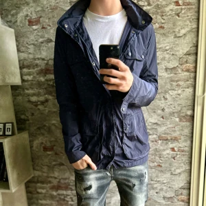 Herno Field Jacket - Mycket fint skick, inga defekter. Storlek 50/M passar dig som är mellan 175-185cm ungefär. Jackan går att dra åt längst ned och vid midjan för perfekr passform för nästan alla! Nypris ca 4000kr. Modellen är 185 cm, 79 kg. Skriv för mer information!🤝