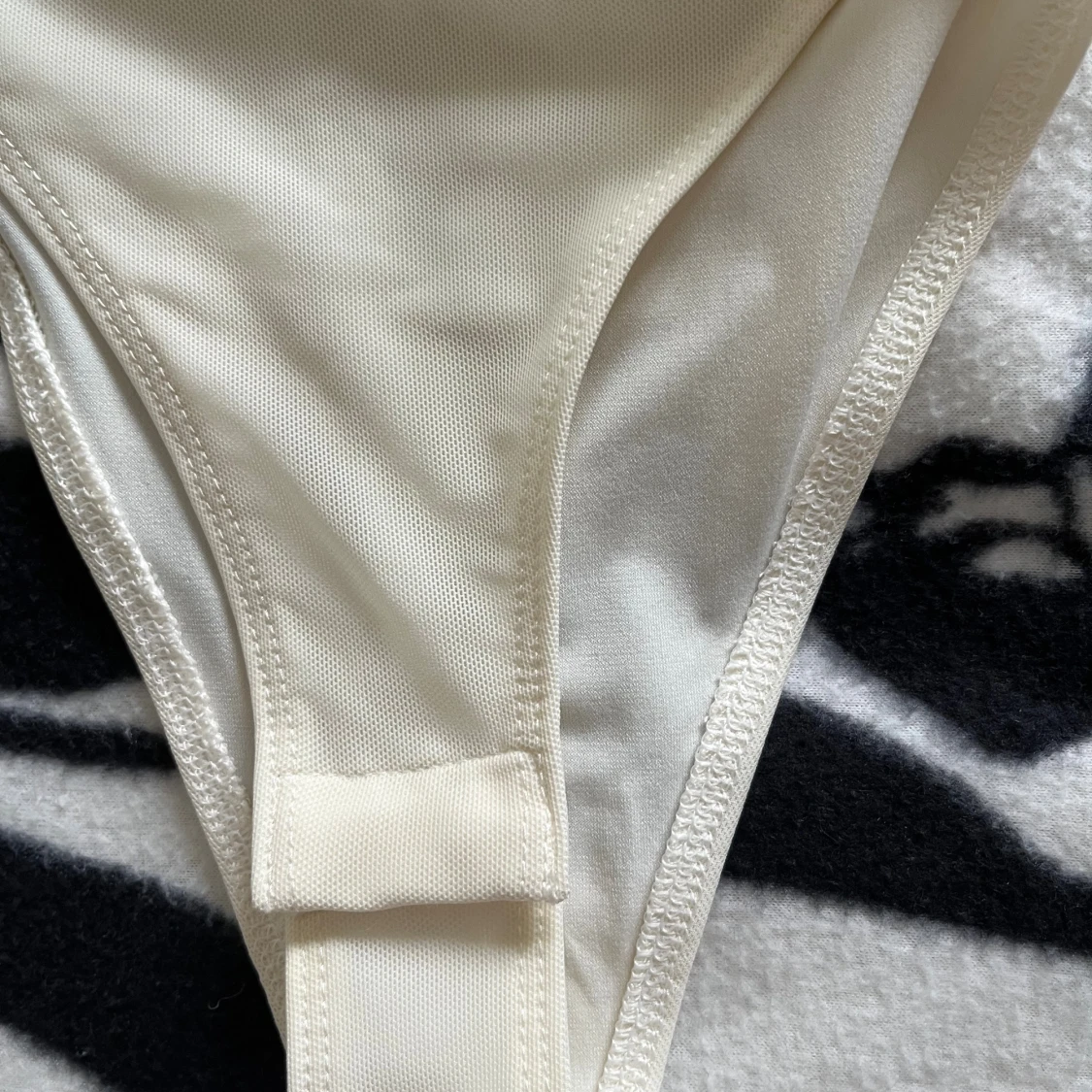 Vit body med öppen rygg  - 4