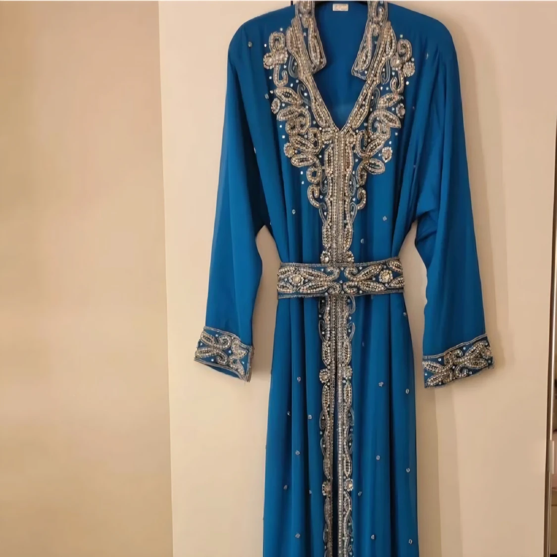 Blå långklänning med silverbroderi