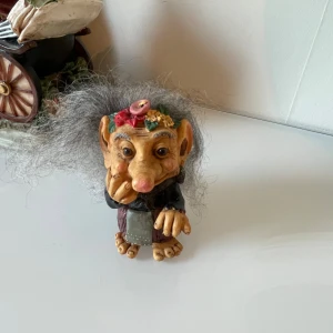 Norsk trolldomar - vintagefigur föreställer en norsk trolltomte, äldre kvinna