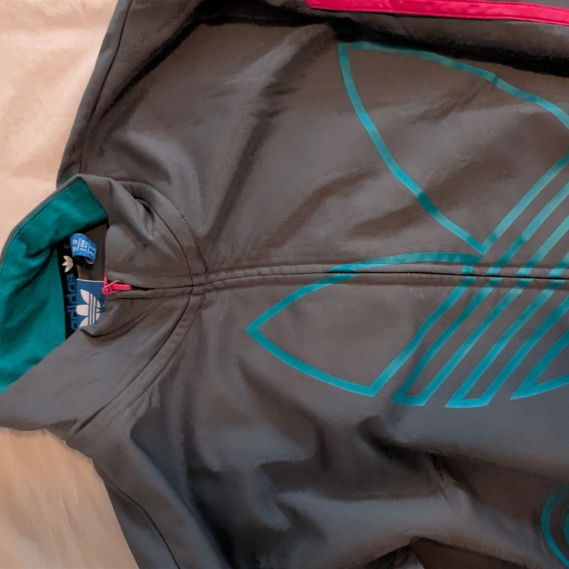 Grå Adidaströja med rosa detaljer - 1