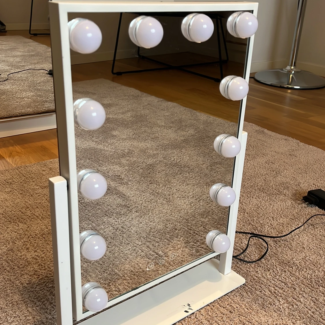 Sminkspegel med LED-belysning och touchkontroll - 1