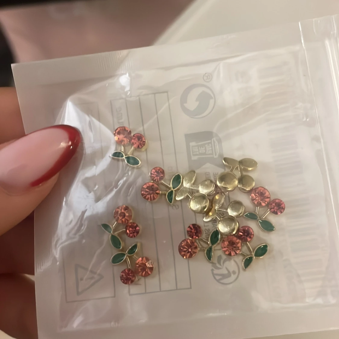 Små nageldekorationer i körsbärsdesign - 1