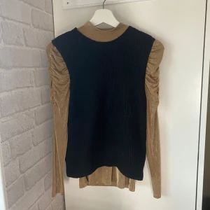 Tröja och väst  - En svart väst i storlek xs samt en tröja att ha under i storlek xs. Är alltså två olika delar men väldigt fina ihop därav att de säljs tillsammans:)