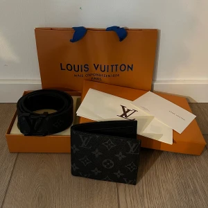 Snygg bälte och plånbok kombo - Ett snyggt bälte och plånbok kombo kommer med låda och påse.