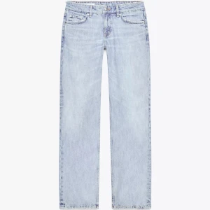 Lågmidjade zara jeans - Lågmidjade raka jeans från zara. Säljer då de är för stora för mig😽