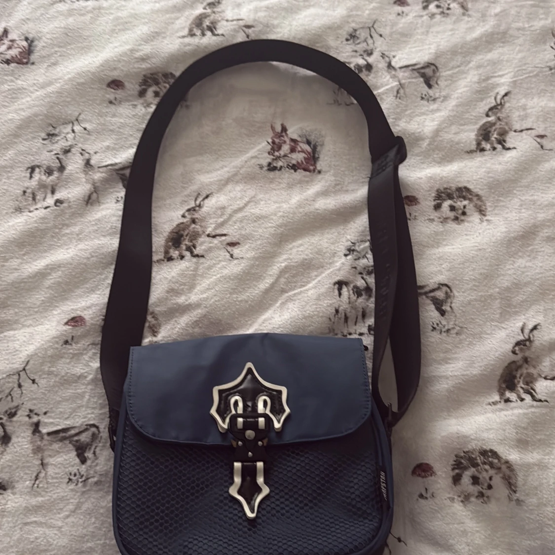 Trapstar blå axelväska med spänne
