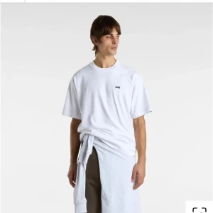 Vans vit T-shirt - Vit t-shirt från Vans med dens logga tryckt på bröstet. enkel basic o fin💕