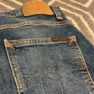 Nudie Jeans Grim Tim - Snygga blå jeans från Nudie Jeans, modellen Grim Tim. Sjukt snygg wash, inga defekter och sitter snyggt. Tveka inte på att höra av dig om du undrar nåt!✨