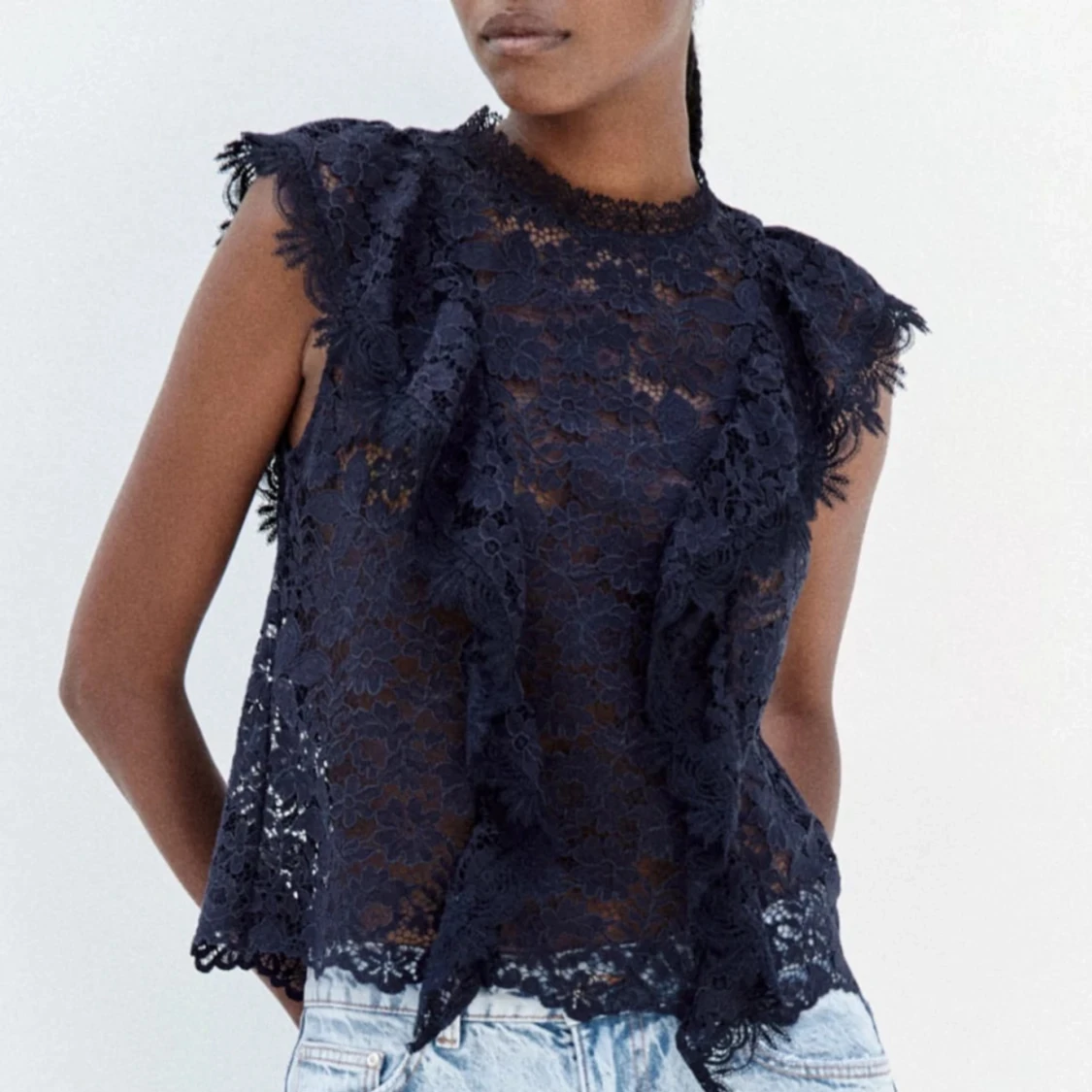 Mörkblå spetsblus med volanger - 1