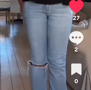 Ljusblå raka jeans med slitningar - Säljer ett par ljusblå jeans med raka ben och slitningar vid knäet och fickan. Jeansen har normal passform. Väldigt populära och snygga!