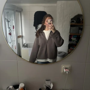 Brun stickad zip jacka  - Brun grå höst jacka, helt ny! Sälj inte längre, köpt 599kr och säljer därav för 500kr😊Storlek XL men skulle beskriva mer som M, då den är oversized och jag oftast bär S. Skriv vid frågor och intresse? 