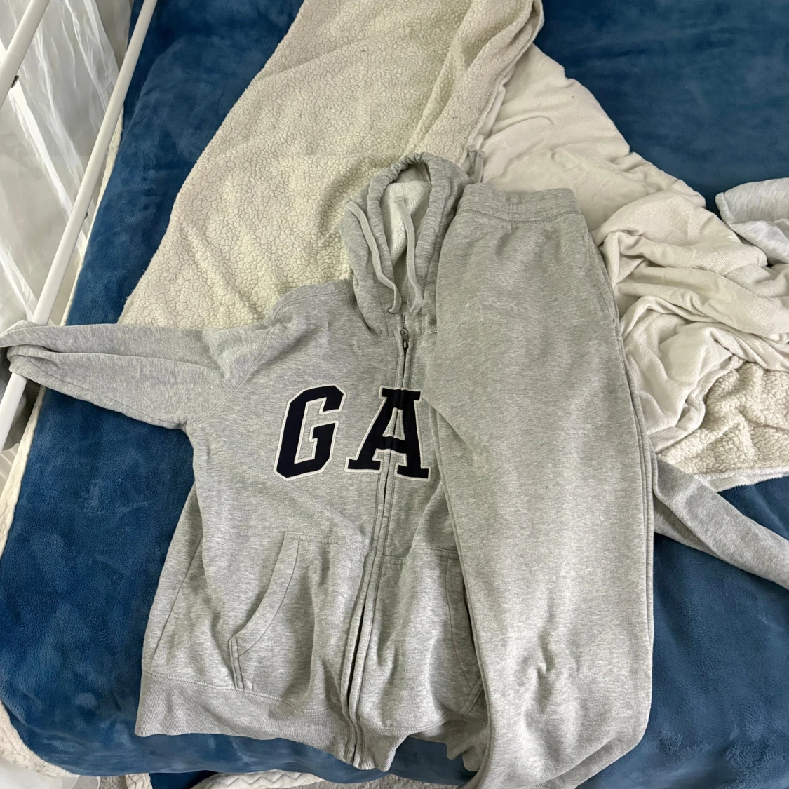 Grå hoodie från GAP med dragkedja och byxor