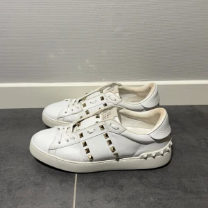 Valentino Rockstud  - Valentino rockstud i size 39 passar 40, skick 9/10, endast skor medföljer vid köp nypris 8500kr, vid funderingar hör av er.