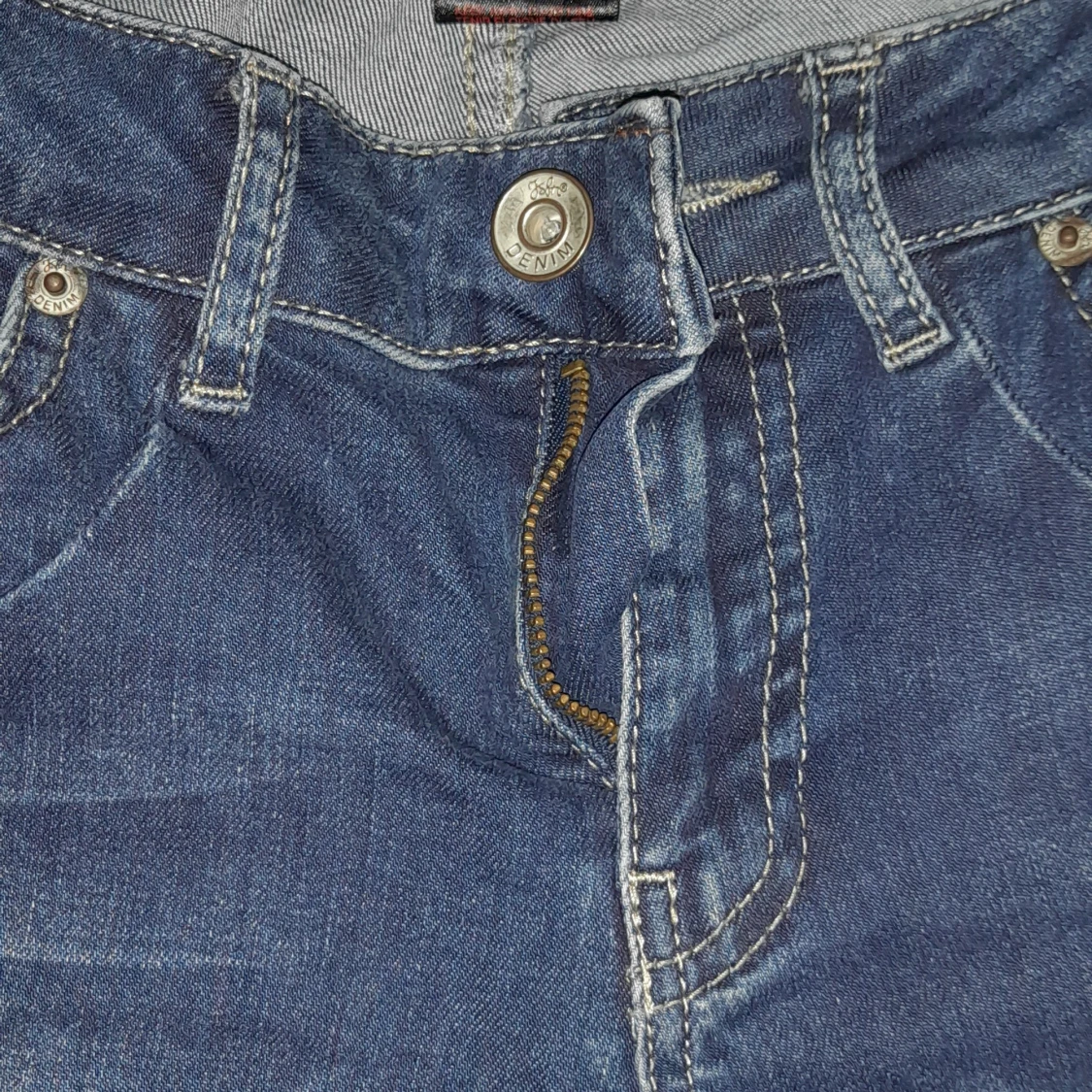 Blå jeans med smal passform