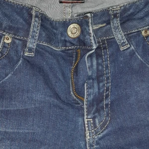 Blå jeans med smal passform - Snygga blå jeans med klassisk femficksdesign och kontrastsömmar. Jeansen har dragkedja och knapp framtill, samt raka ben med smal siluett. Materialet är slitstarkt jeans och färgen är mörkblå med lätt tvättade detaljer. Perfekta för en chill och stilren look.