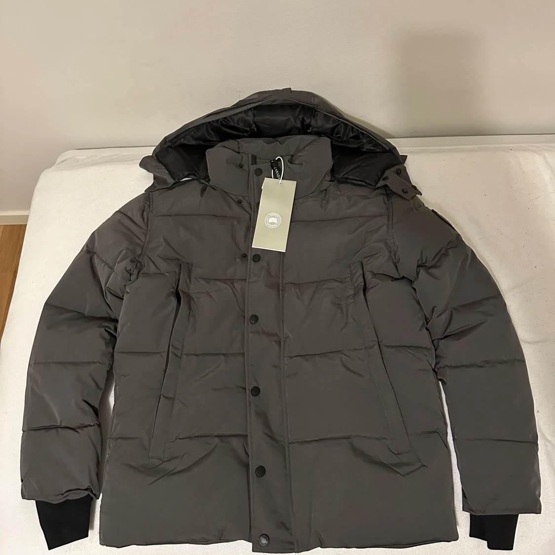 Grå pufferjacka från Canada Goose