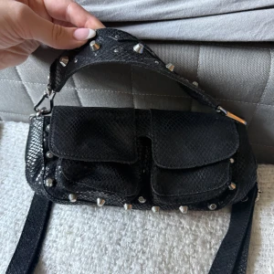 Handväska med nitar - Super snygg handväska med nitar, köpt i Danmark på okänd butik. Använd fåtal gånger. 