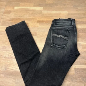 Svarta nudie jeans  - Snygga nudie jeans w27 L34 slim kim                               Mått-midja-70cm benytterlängd-100cm