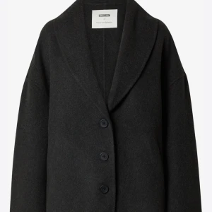 Svart kappa från About You x Marie von Behrens - Snygg svart kavajjacka med oversized passform och bred krage från About You x Marie von Behrens. Jackan har tre knappar framtill och är gjord i mjukt ullmaterial,  nypris är 2900, använd en höst, inga defekter, 