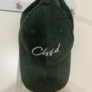 Sampev2 Classified keps Grön - Snygg cord keps från Classified. Liten i storlek 