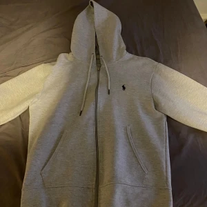 Ralph lauren ziptröja - Snygg Ralph lauren ziptröja. Nyskick använd ett fåtal gånger. Säljer pga använder inte pluss något liten på mig. Åriset är inte spikat i sten