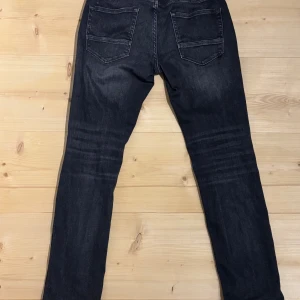 Jack & Jones jeans Svarta/Mörkgrå - Tjena! Säljer mina snygga svarta/mörkgrå Jack & Jones jeans glenn modell (slim fit). Jeansen har en mörk tvätt och är tillverkade i mjukt jeansmaterial som sitter skönt med extra stretch. Perfekt passform för dig som gillar en modern och stilren look. Storlek 29/30. Skick 9/10 bara använd ett fåtal gånger. Bara att ställa frågor om du undrar något! Priset är inte hugget i sten!😊