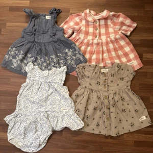 Set med fyra klänningar, 56 - Fyra gulliga klänningar i storlek 56 (1-2mån) från Newbie. Den bruna är limited edition. Matchande shorts/bloomers medföljer den blå-blommiga klänningen. Alla använda fåtal gånger och är i mycket fint skick utan anmärkningar. Jeansklänning med tvättråd avklippt. Paketpris på denna annons, men går att köpa separat på min profil.