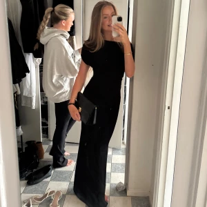 Fin klänning!  - Säljer svart långklänning använd en gång 