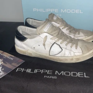 Philippe Model  - Säljer dessa Philippe models då jag inte använder dem längre. Skorna är i storlek 43 är synligt använda som ni ser på bilderna. En märkbar deffekt finns inne i skon vid hälarna som man kan se på bild 2. Detta påverkar inte användningen av skon på något sätt!  Pris kan såklart diskuteras vid snabb affär:) mvh Axel