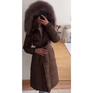 Brun lång dunjacka med pälsluva - Säljer en brun lång dunjacka med stor fluffig pälsluva och bälte i midjan. Storlek S men passar även mig som vanligtvis har XS. Helt ny och ej använd 🤎
