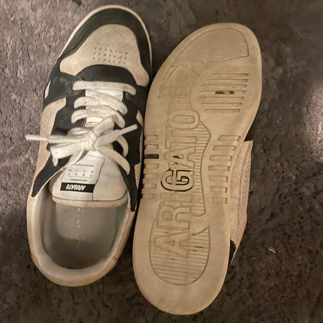 Svarta och vita sneakers från Axel Arigato - 1